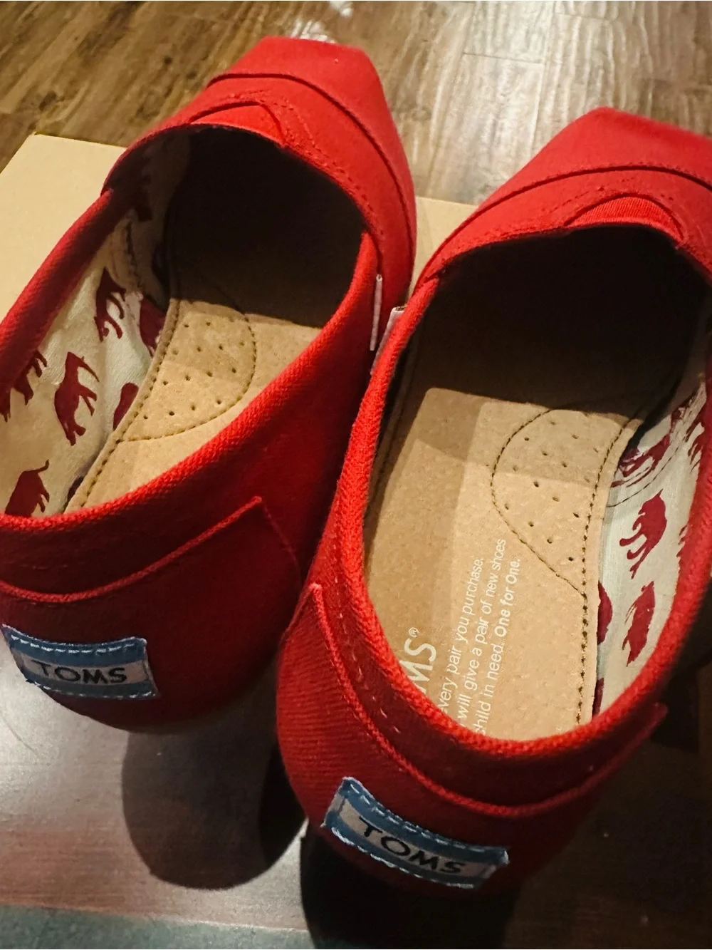 NEW Toms Men's 8 (eu 40.5) unisex Red Canvas Slip-On Loafers